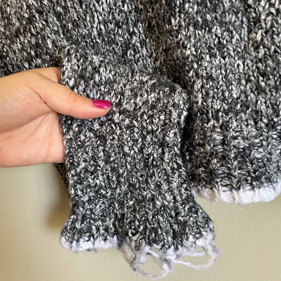 Wildfox Ruffle Trim Distressed Sweater Size S - Picture 6 of 7